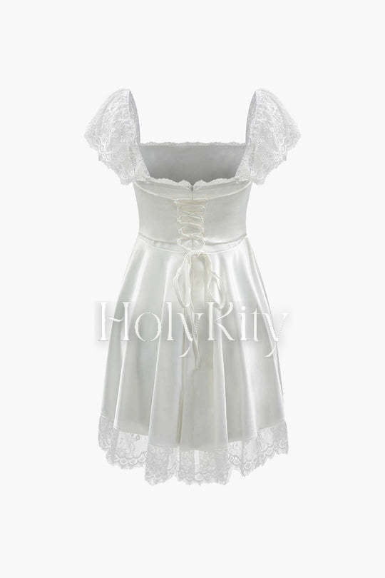 Minikleid aus Satin mit Spitzensaum und Bindeband hinten