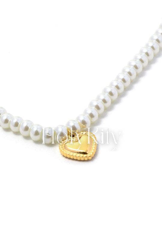 Collier de perles avec breloque en forme de cœur