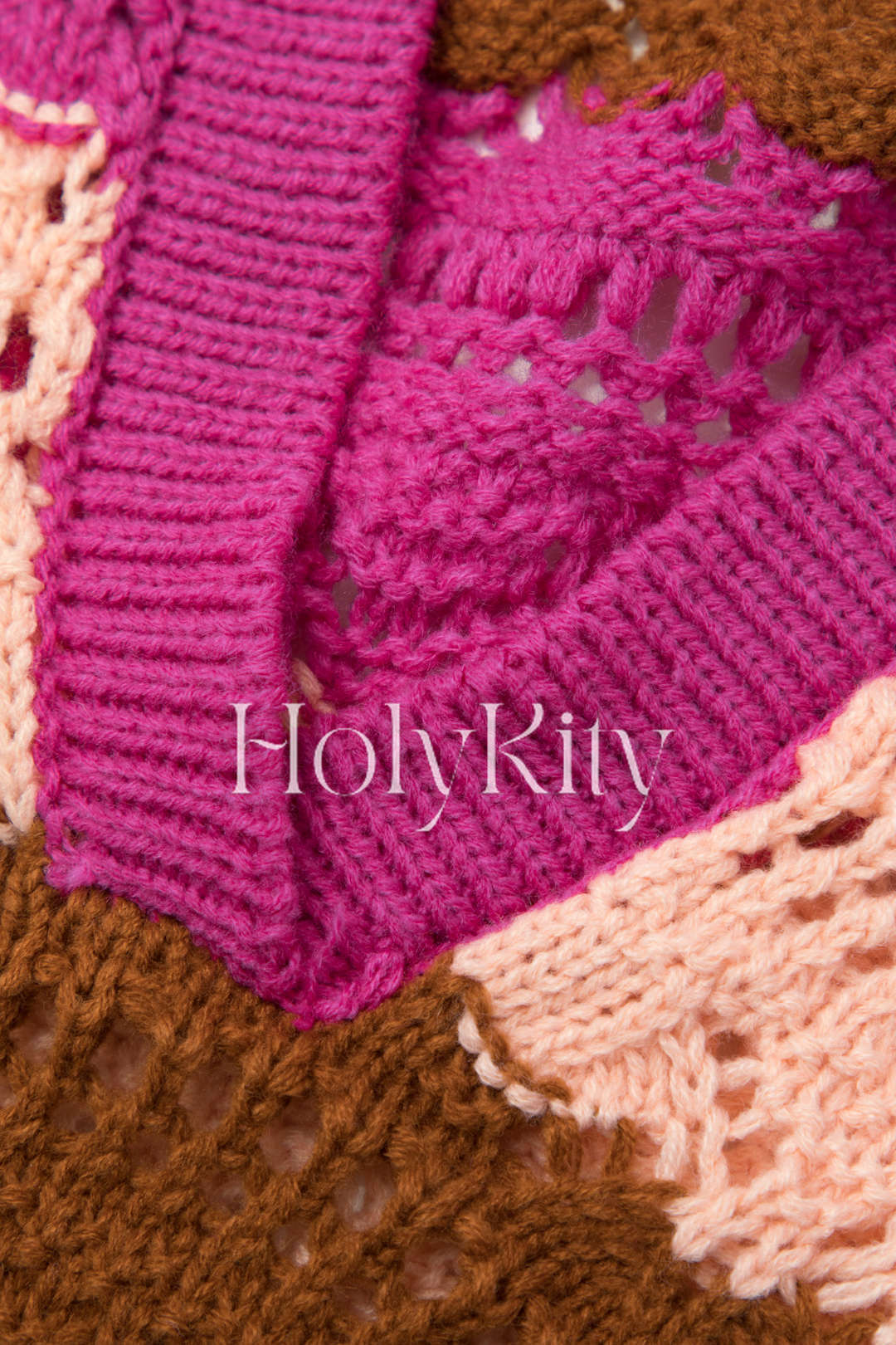 Mehrfarbig gestreiftes Stricktop mit V-Ausschnitt