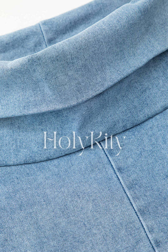 Robe en jean à col roulé et manches courtes avec découpes latérales