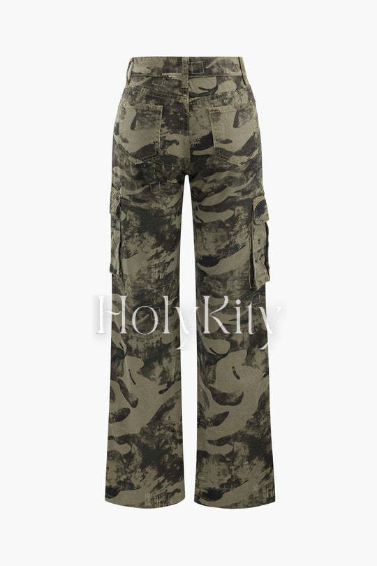 Cargojeans mit Klapptaschen und Camouflage-Print