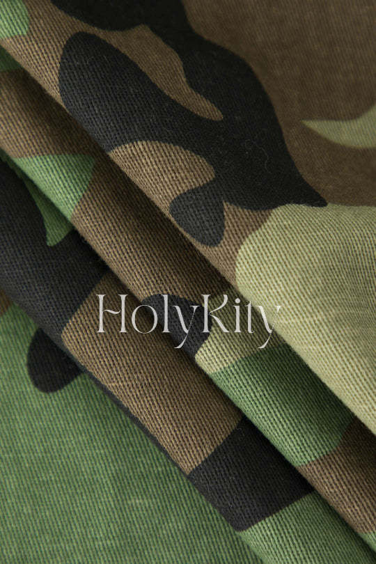 Kurzes Hemd mit Camouflage-Muster und Rüschenärmeln