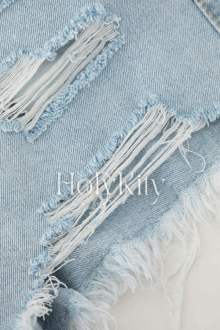 Short en jean effiloché et déchiré