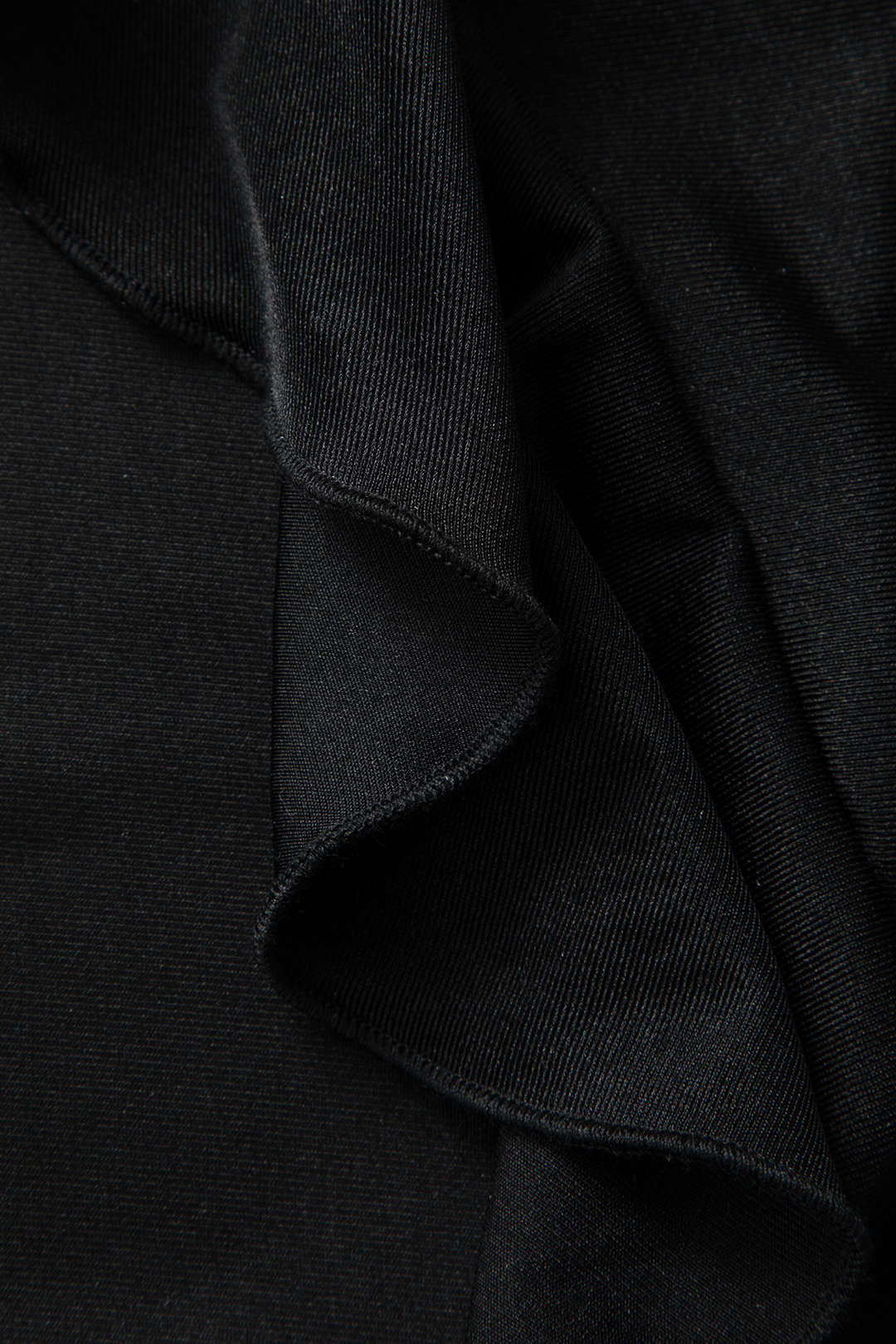 Trägerloses Midikleid mit Rüschensaum und Schlitz