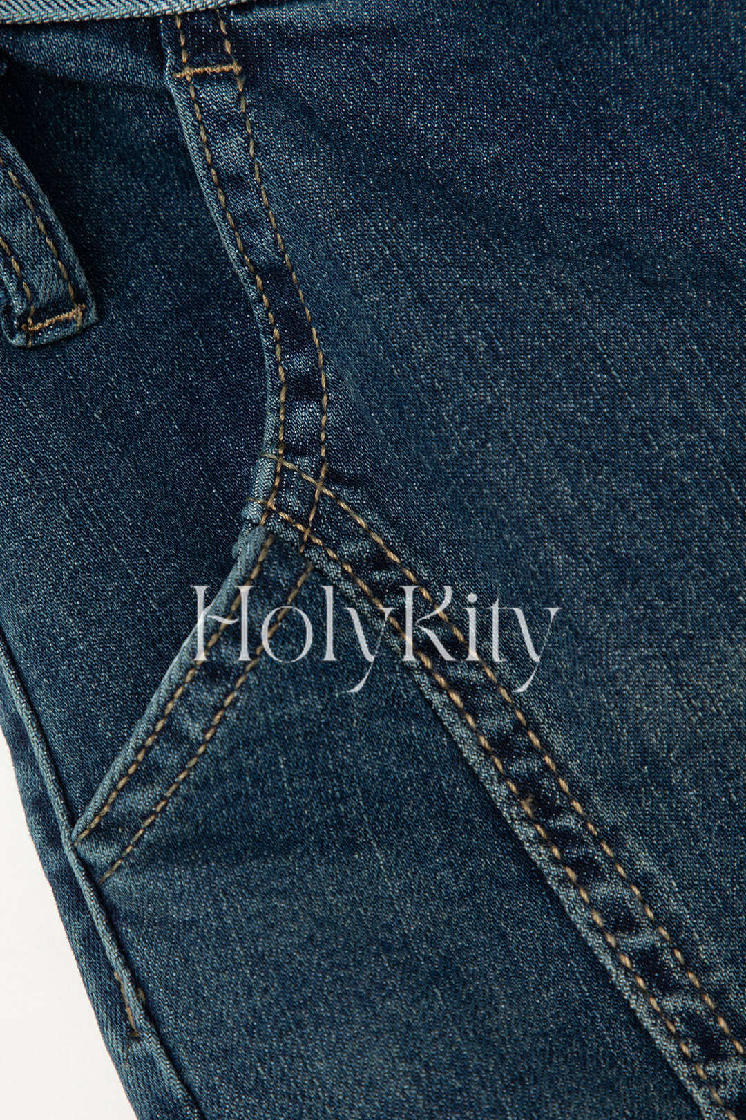 Jeans mit ausgefranstem Saum und ausgestelltem Bein