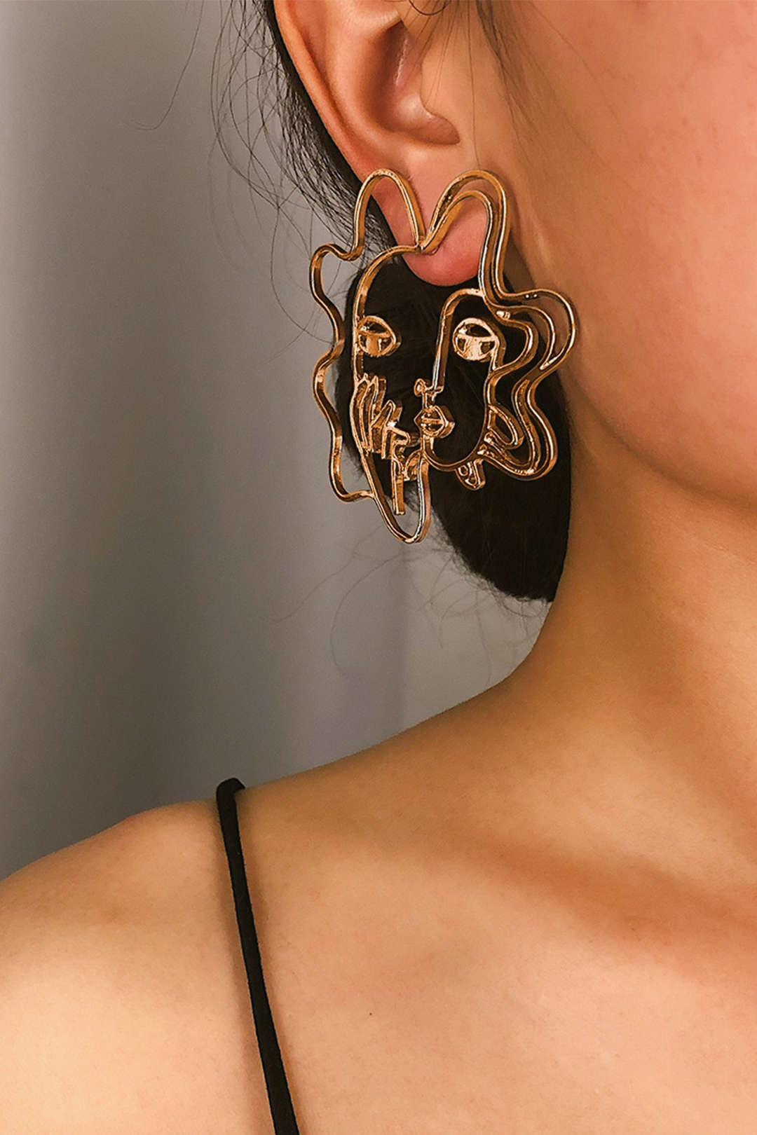 Boucles d'oreilles creuses à breloques visage