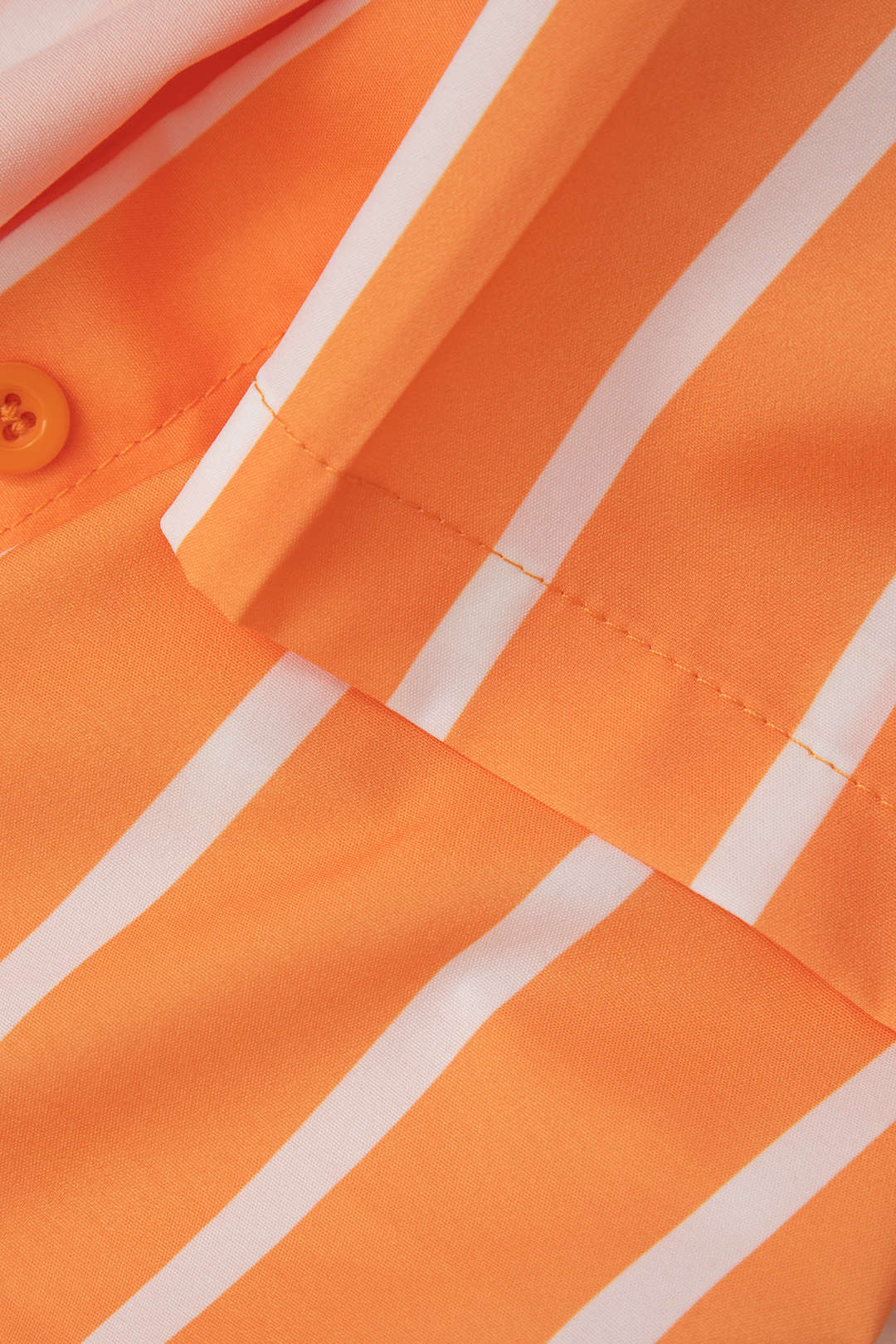 Set aus Kurzarmhemd mit vertikalen Streifen und Shorts mit elastischem Bund