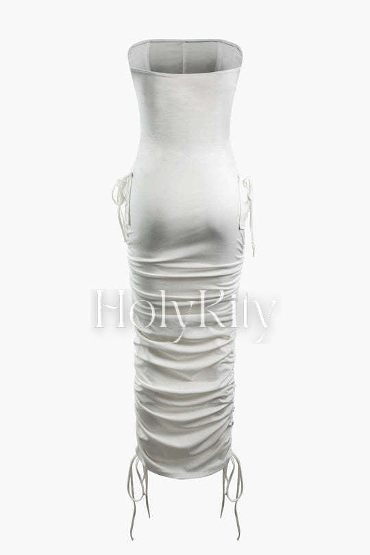 Trägerloses Maxikleid mit Korsett und Rüschen