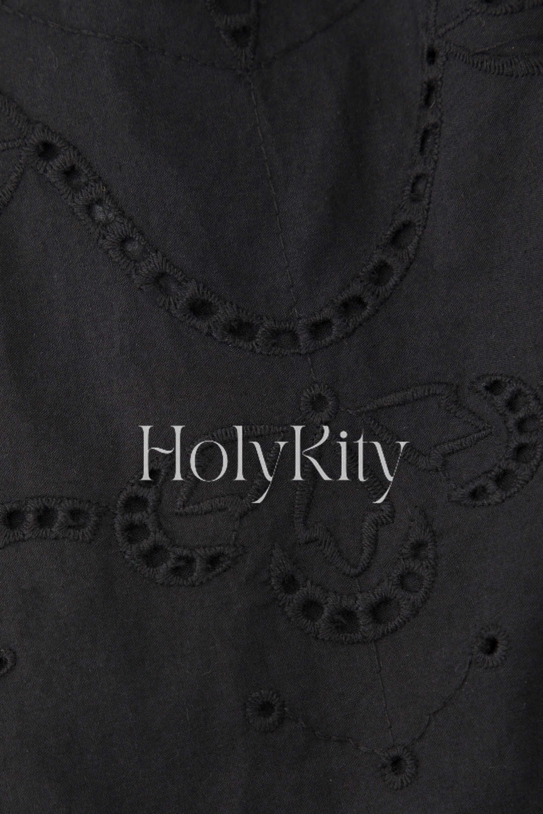 Rückenfreies Minikleid mit V-Ausschnitt und Cutwork