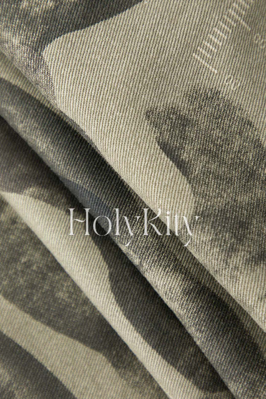 Cargojeans mit Klapptaschen und Camouflage-Print