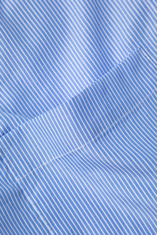 Chemise courte surdimensionnée à rayures fines et poignets roulés