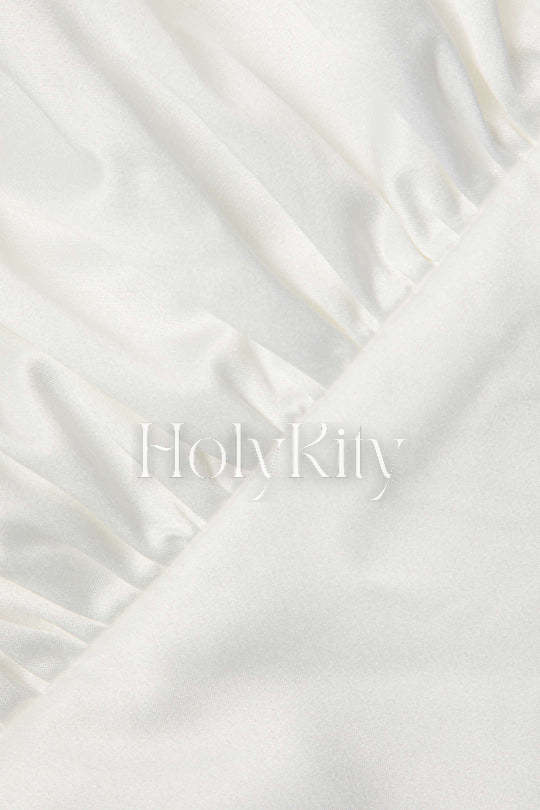 Minikleid aus Satin mit Spitzensaum und Bindeband hinten