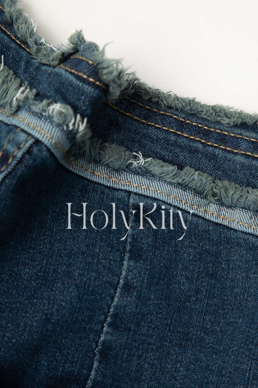 Jeans mit ausgefranstem Saum und ausgestelltem Bein