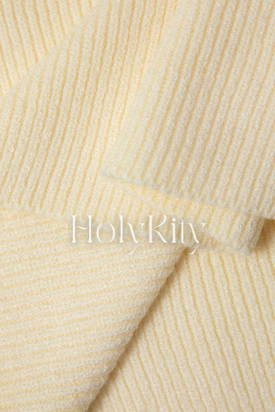 Rückenfreies Strickkleid mit Kontrasteinfassung