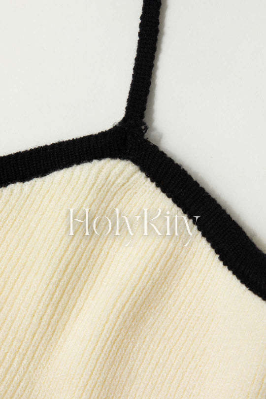 Rückenfreies Strickkleid mit Kontrasteinfassung