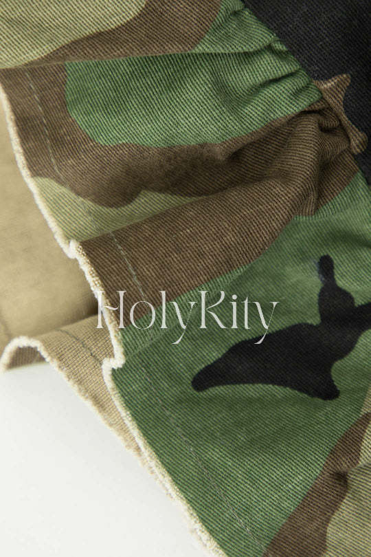 Kurzes Hemd mit Camouflage-Muster und Rüschenärmeln