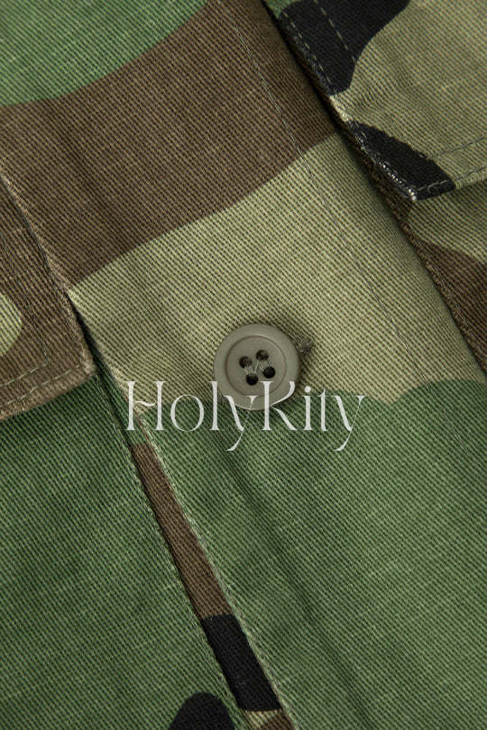 Kurzes Hemd mit Camouflage-Muster und Rüschenärmeln