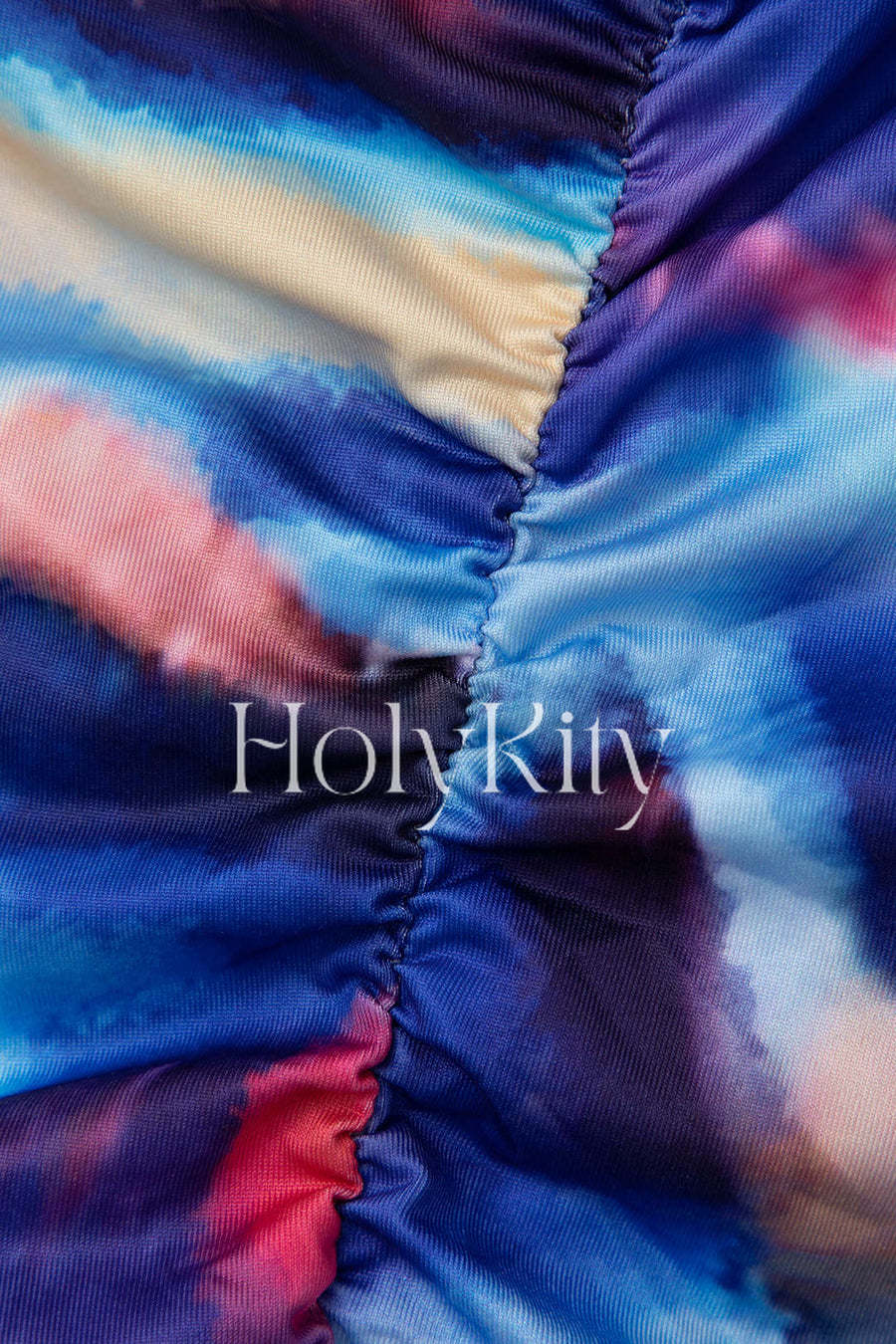 Trägerloses Maxikleid mit Batikmuster und Rüschen und Handschuhen