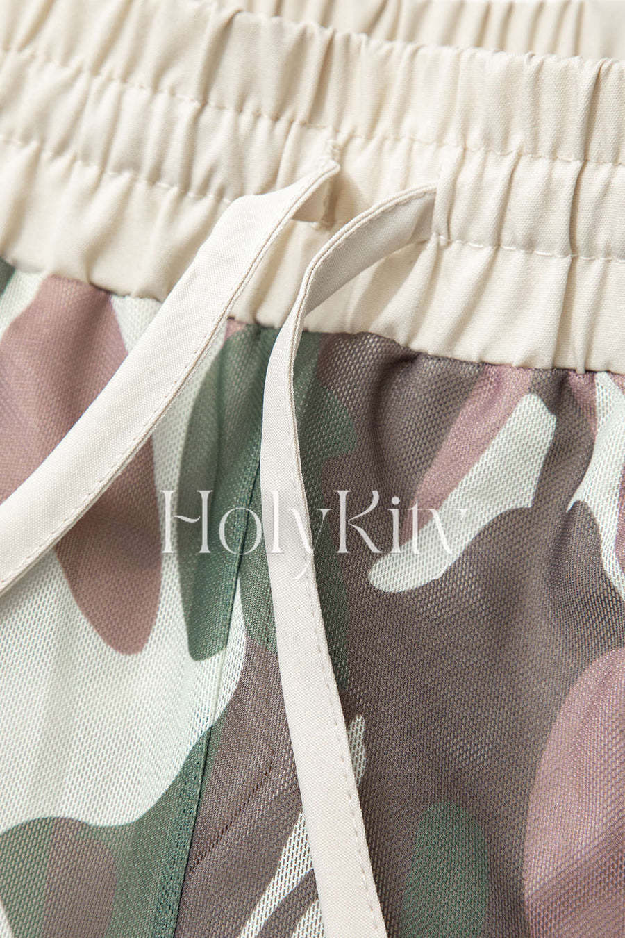 Cargohose mit Kontrast-Mesh und Kordelzug und Pattentasche in Camouflage