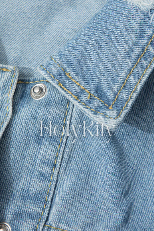 Jeansjacke mit zerrissenen Taschen
