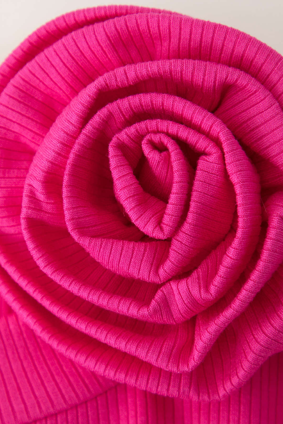 Minikleid mit Rippenstrick und Rüschensaum in Rose Corsage