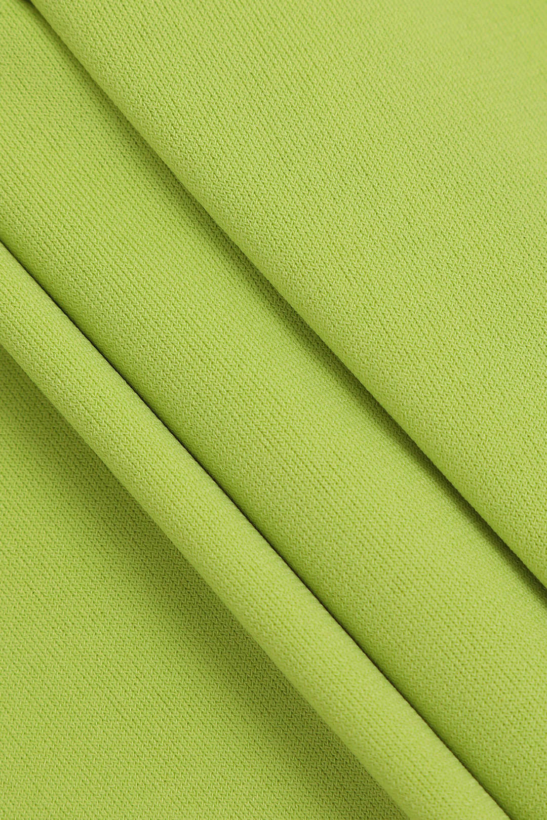 Midikleid mit verdrehter Vorderseite und Cut-Out