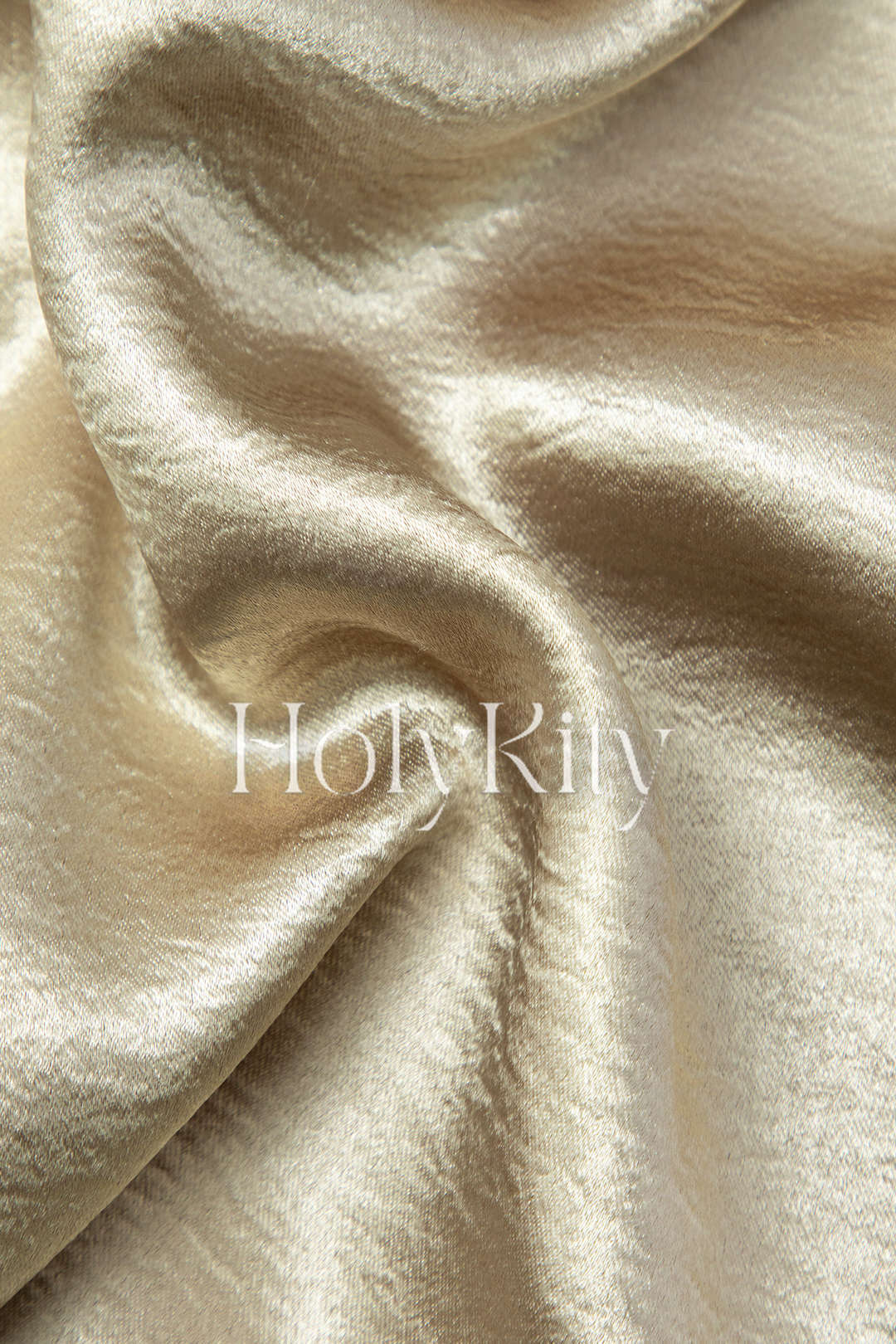 Rückenfreies Maxikleid aus Satin mit Wasserfallausschnitt