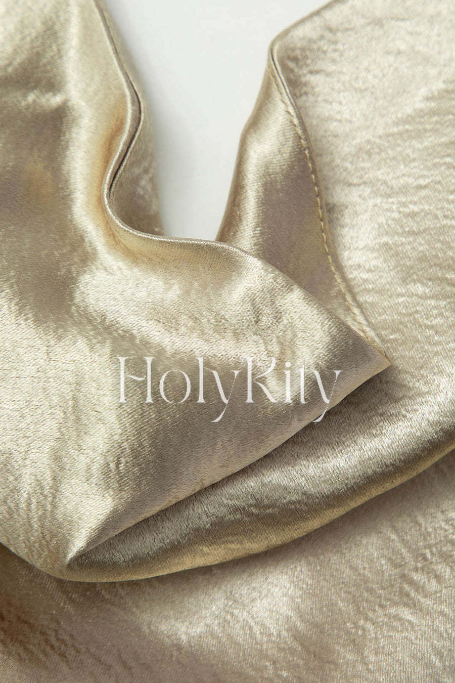 Rückenfreies Maxikleid aus Satin mit Wasserfallausschnitt