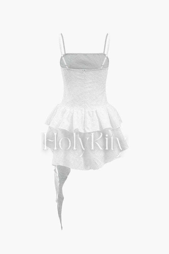 Asymmetrisches Minikleid mit bestickten Ösen und Rüschen