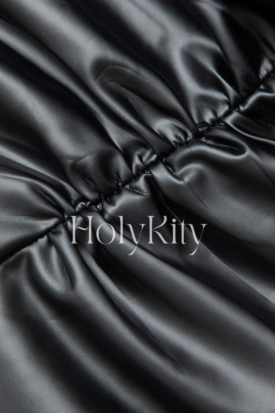 Gerafftes Midikleid aus Kunstleder mit Twist-Ausschnitt
