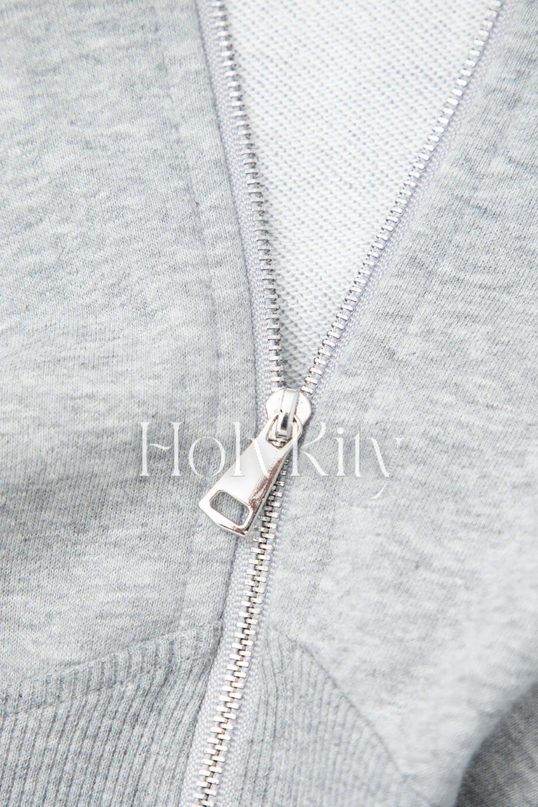 Kurze Sweatshirtjacke mit Kapuze und Reißverschluss