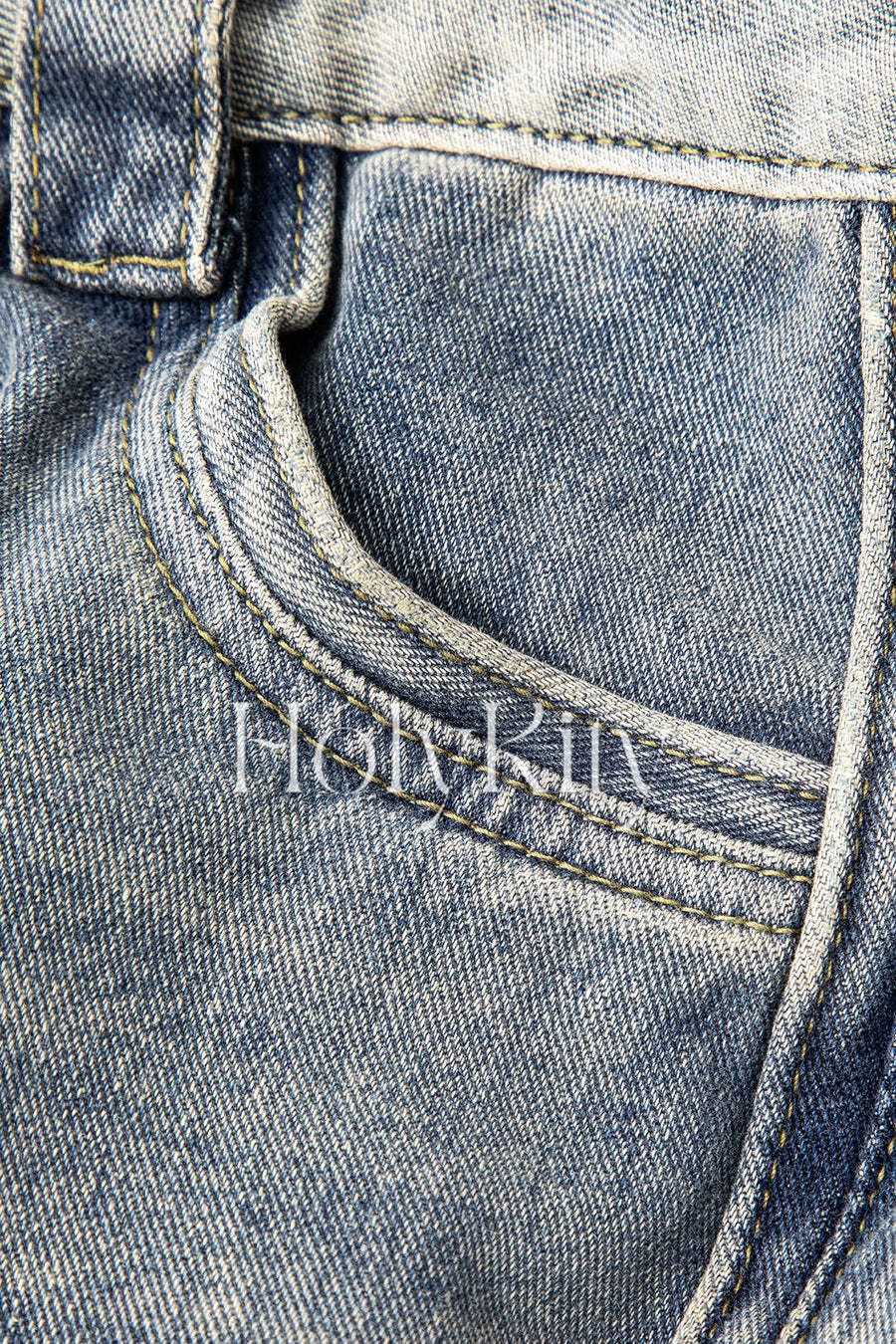 Jeans mit ausgefranstem Saum und hoher Taille und geradem Bein