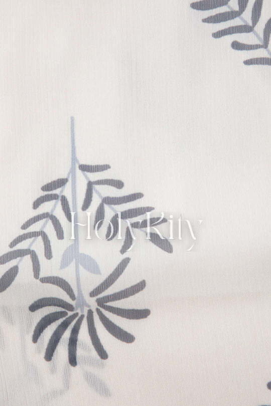 Bluse mit V-Ausschnitt und Knoten vorne und Hose mit Schlitz am Saum