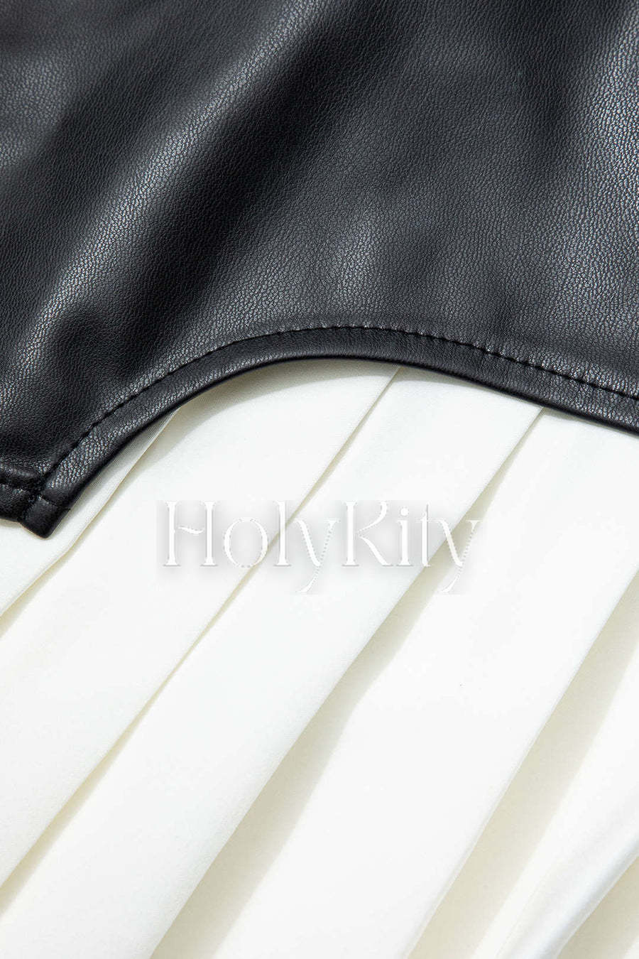 Trägerloses Midikleid aus plissiertem Kunstleder in Kontrastfarbe