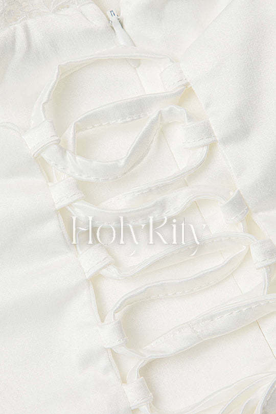 Minikleid aus Satin mit Spitzensaum und Bindeband hinten 