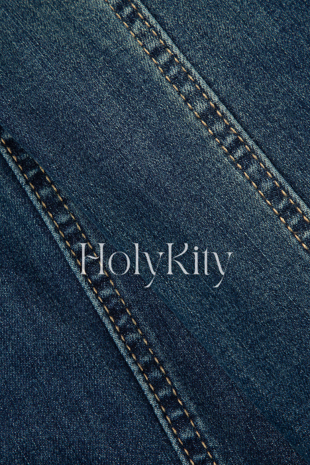 Jeans mit ausgefranstem Saum und ausgestelltem Bein 