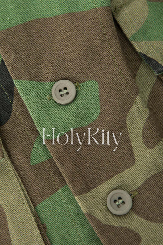 Asymmetrisches ärmelloses Hemd mit Camouflage-Print 