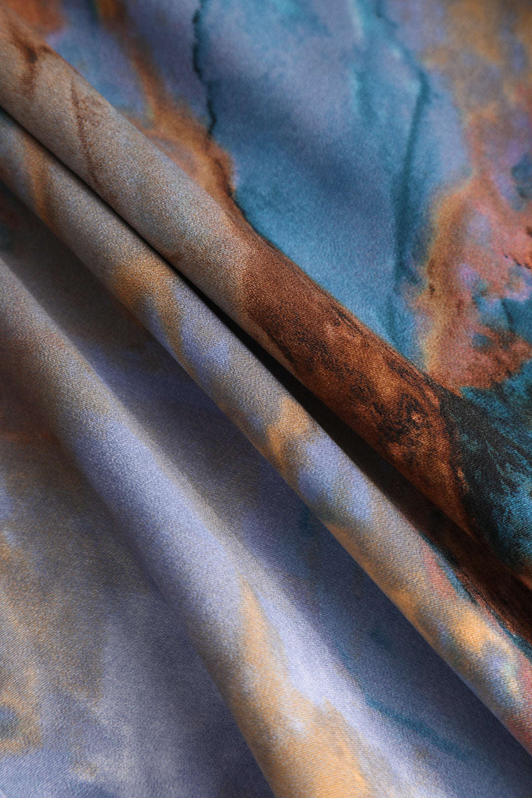 Robe nuisette mi-longue ajustée à imprimé abstrait 