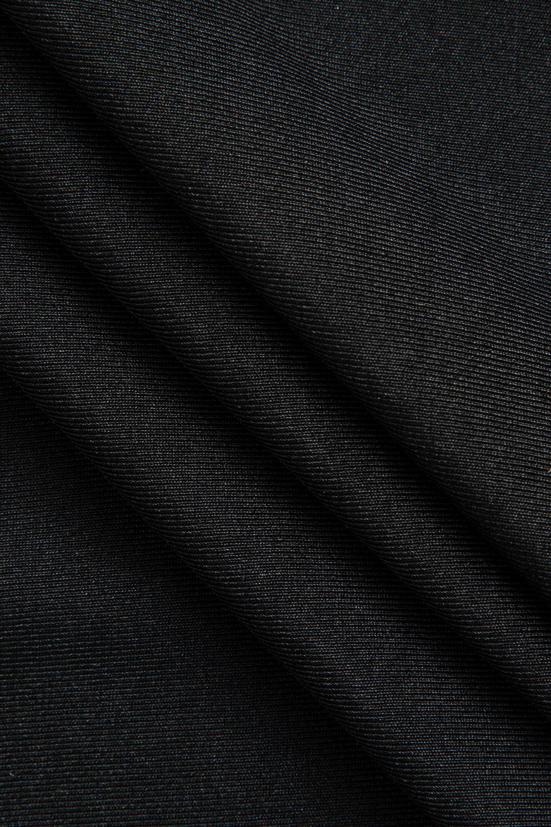 Trägerloses Midikleid mit Rüschensaum und Schlitz 