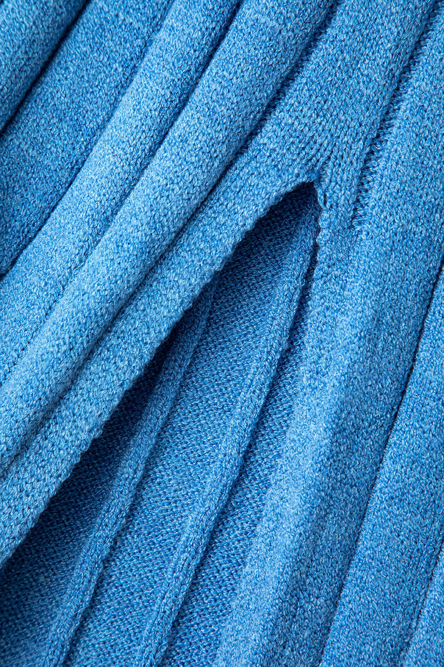 Robe longue fendue à manches longues et découpes torsadées sur le devant en tricot côtelé 