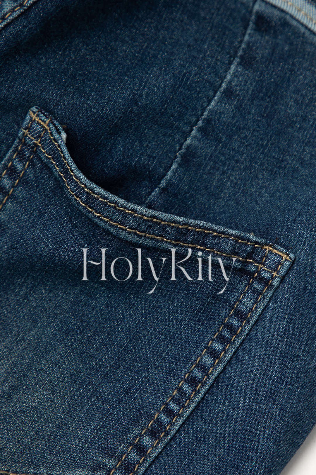 Jeans mit ausgefranstem Saum und ausgestelltem Bein 