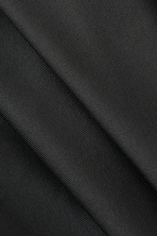 Robe longue asymétrique à volants et épaules dénudées 