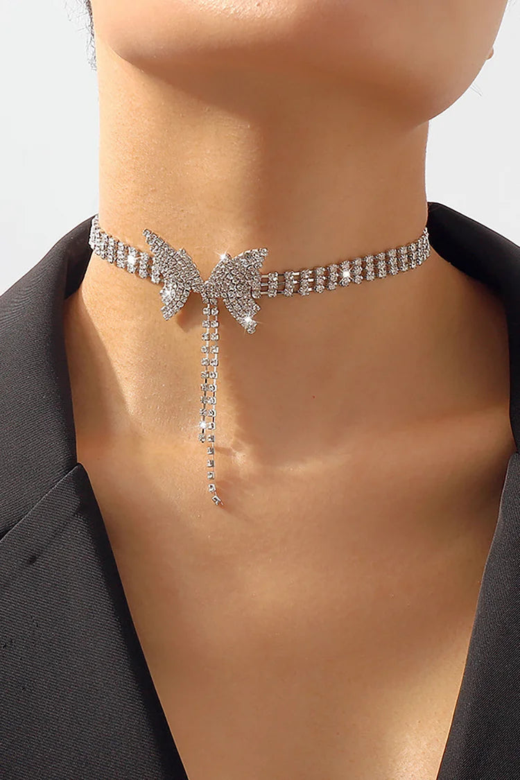 Collier en alliage avec chaîne papillon et pompon en strass
