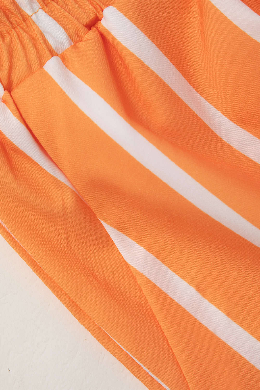 Set aus Kurzarmhemd mit vertikalen Streifen und Shorts mit elastischem Bund 