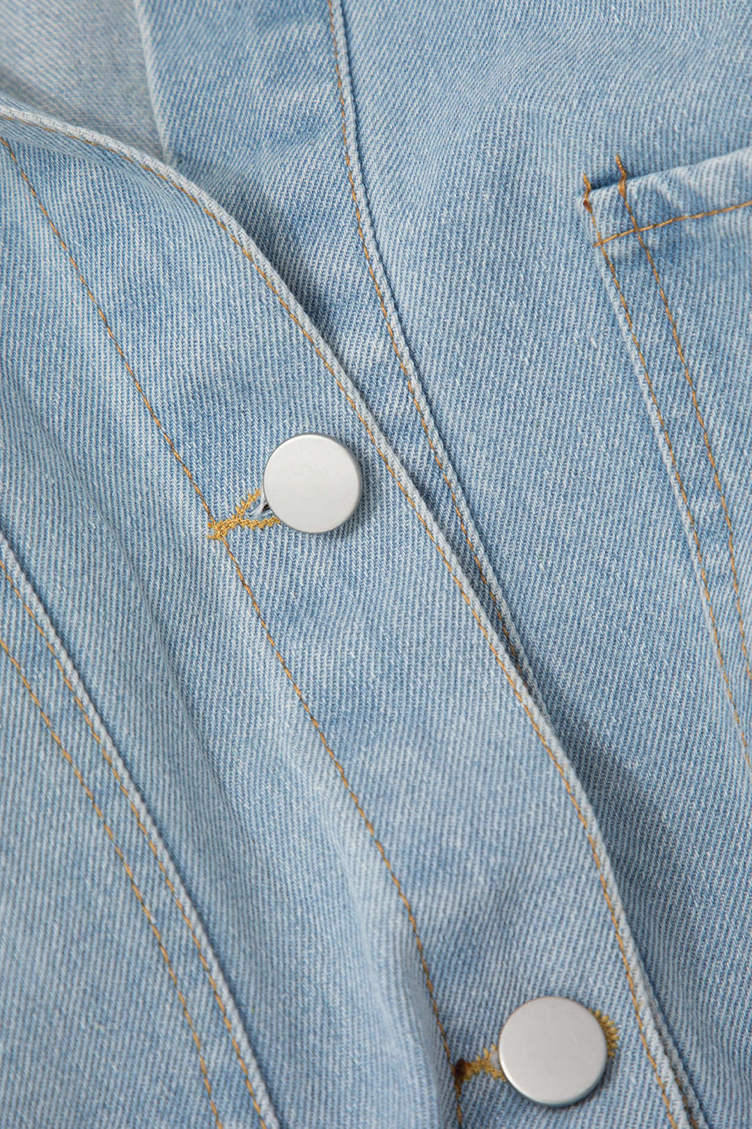 Combinaison en jean à poches multiples et poignets roulés et boutons 