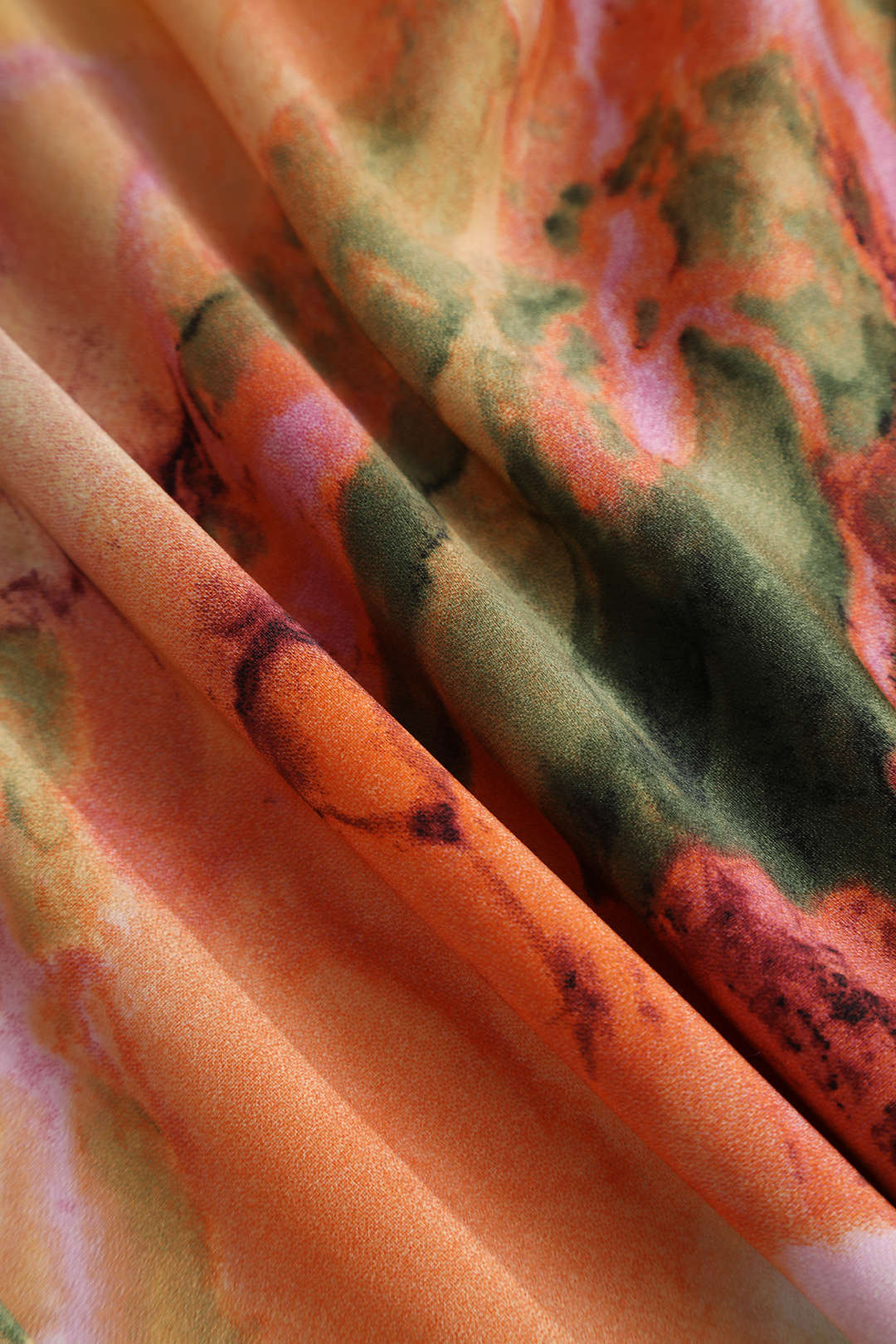 Robe nuisette mi-longue ajustée à imprimé abstrait 