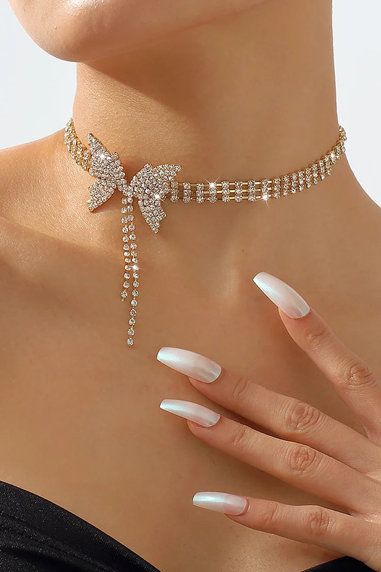 Collier en alliage avec chaîne papillon et pompon en strass