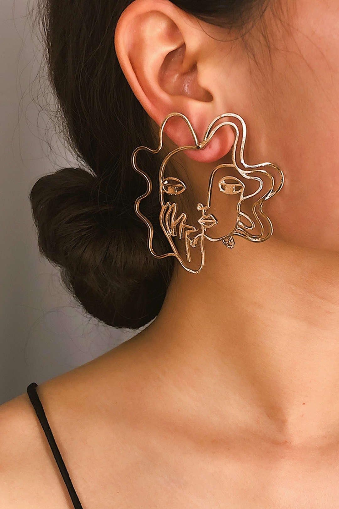 Boucles d'oreilles creuses à breloques visage 