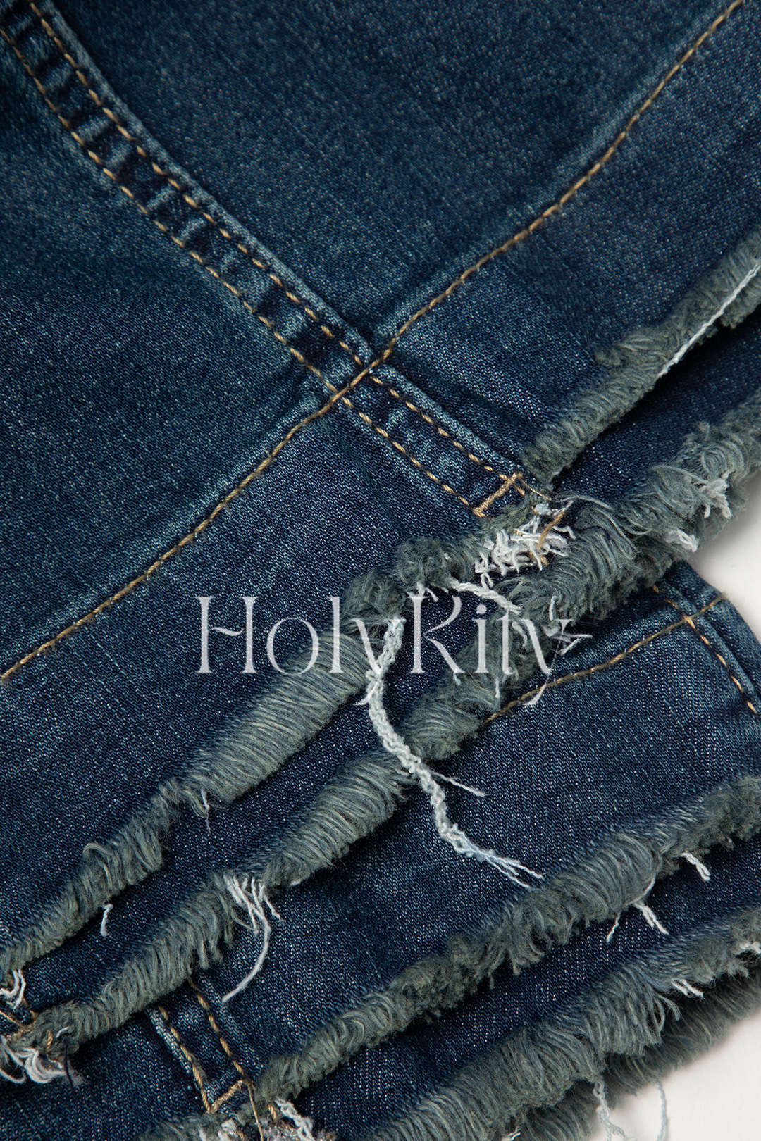 Jeans mit ausgefranstem Saum und ausgestelltem Bein 
