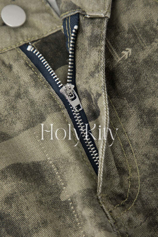 Cargojeans mit Klapptaschen und Camouflage-Print